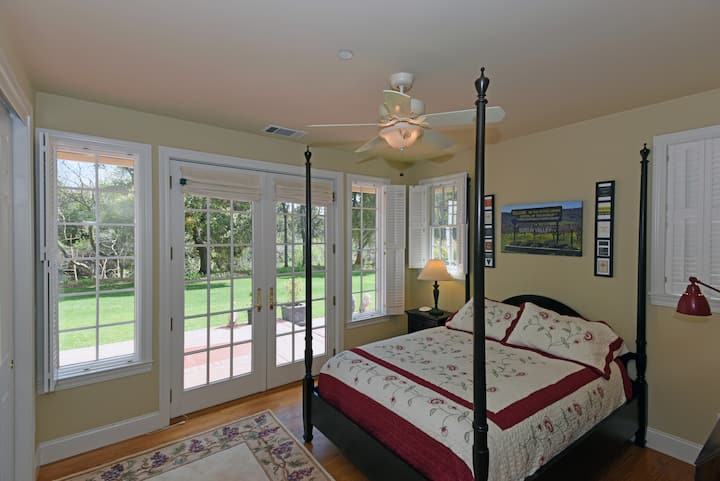 Petite Sirah套房-面向一楼的小溪和日出。  标准双人海报床。通往阳台的法式门。  独立卫生间，配备浴缸/淋浴间。