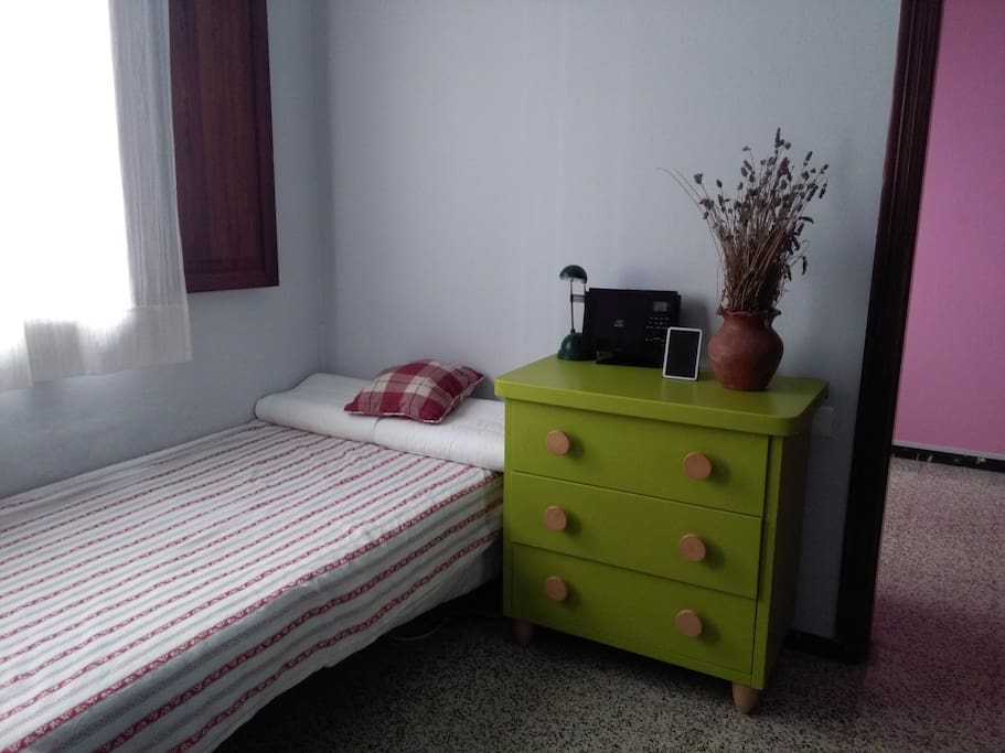 dormitorio con cómoda
