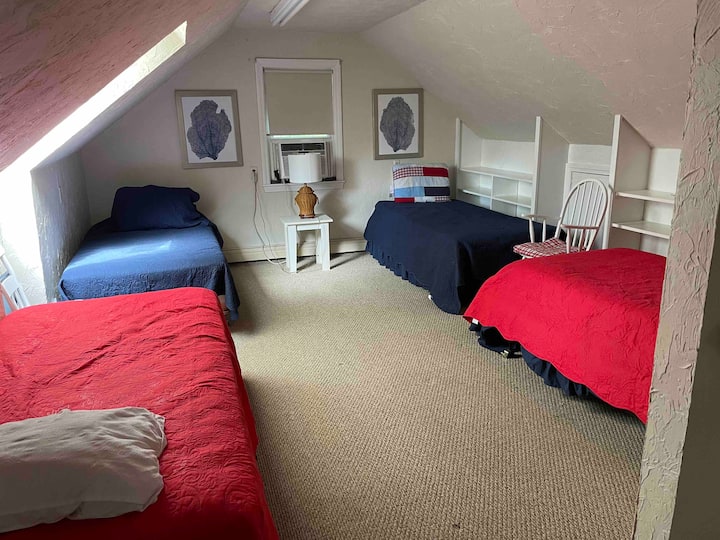 חדר קומותיים בצד ימין 