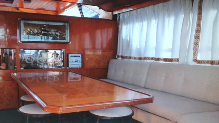yatch experience oker apartment renT