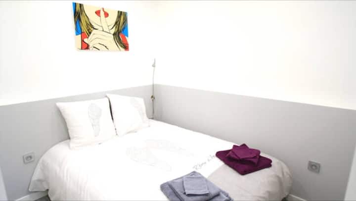 غرفة جميلة بسرير حقيقي 