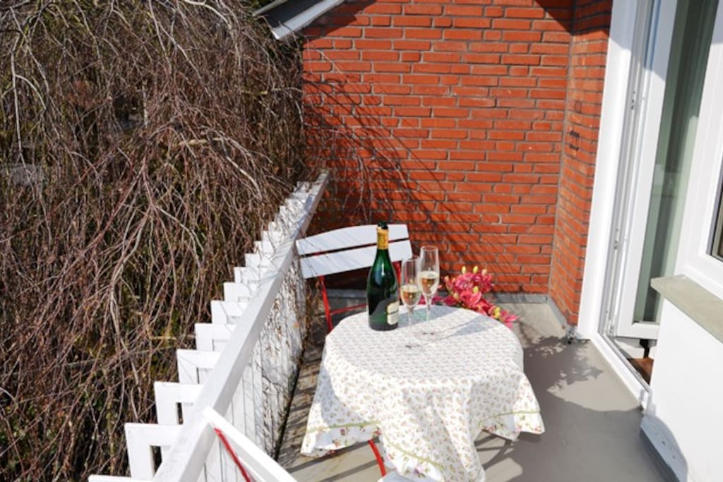 ...oder dem Balkon. Bitte Platz nehmen!