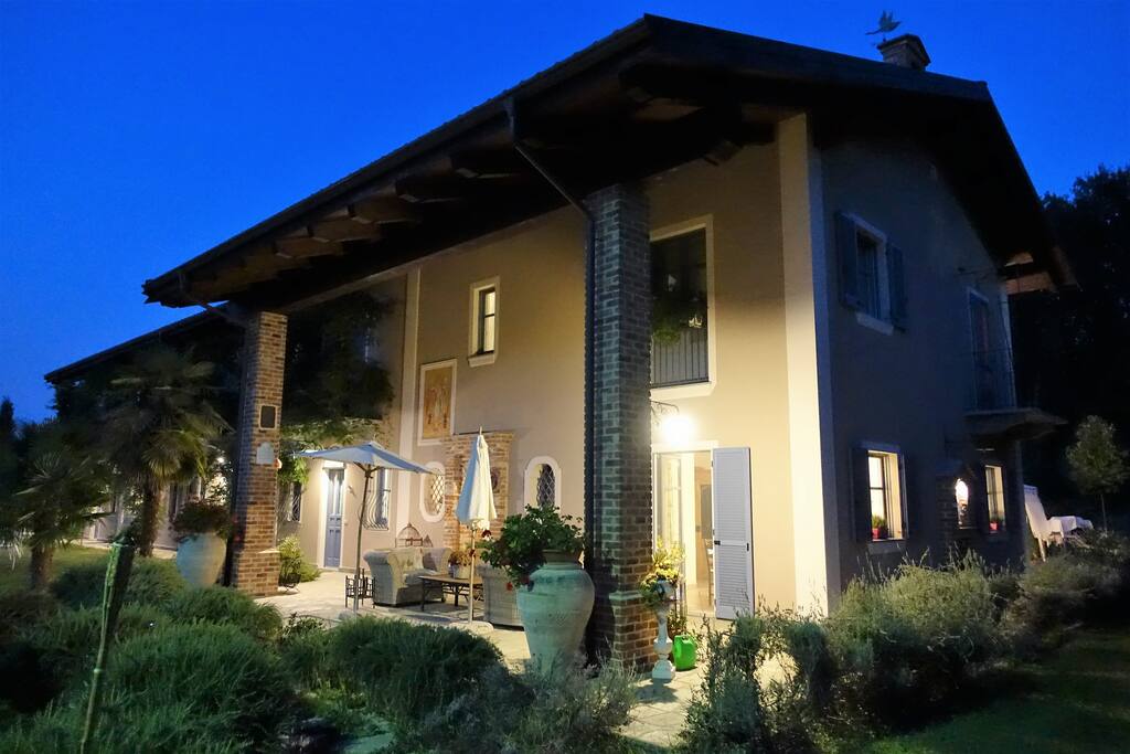 Scorcio facciata di notte