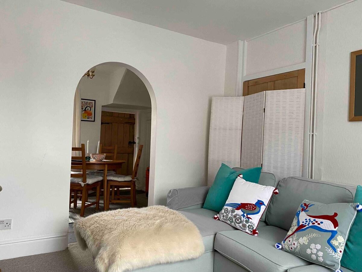 Dhomë ndenjjeje
Një divan krevat i rehatshëm për përdorim të rastit...një ekran për ta vendosur përgjatë harkut për pak privatësi!