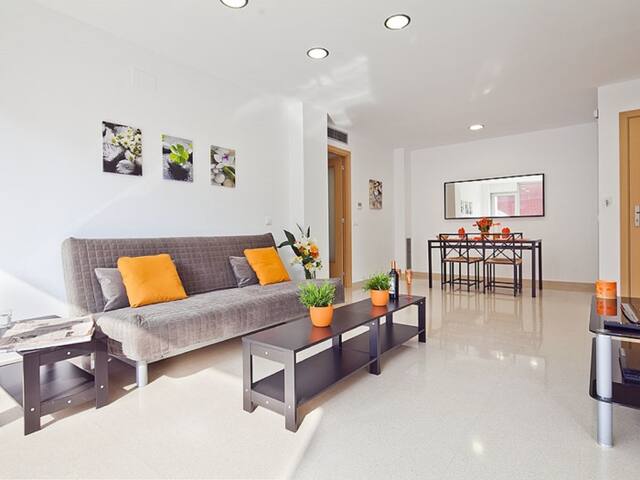 ch2x3a Large GroupFlat Las Ramblas-Fira Barcelona gallery image 5