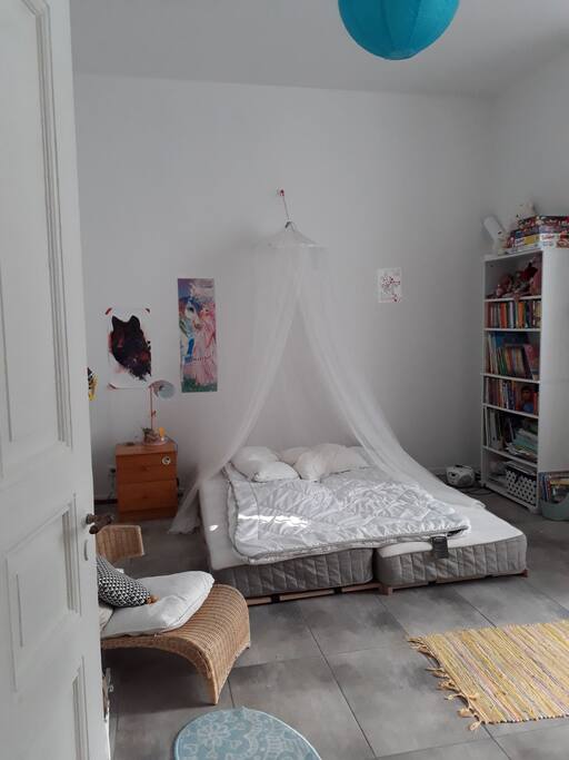 großes Doppelbett im 2ten Schlafzimmer