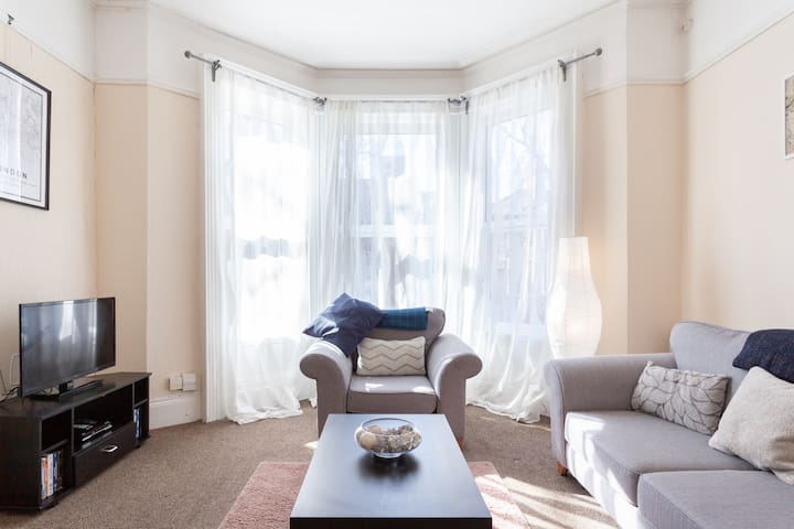 Attractive 1 Bed Apartment close to City Centre