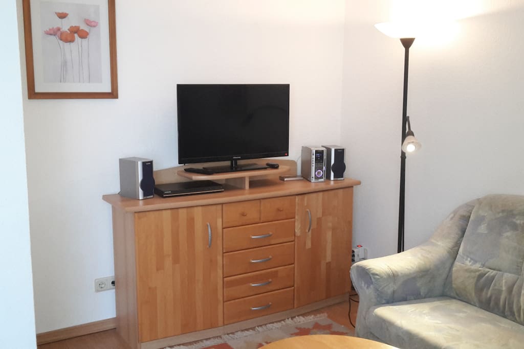 Wohnzimmer mit Fernseher, DVD Player