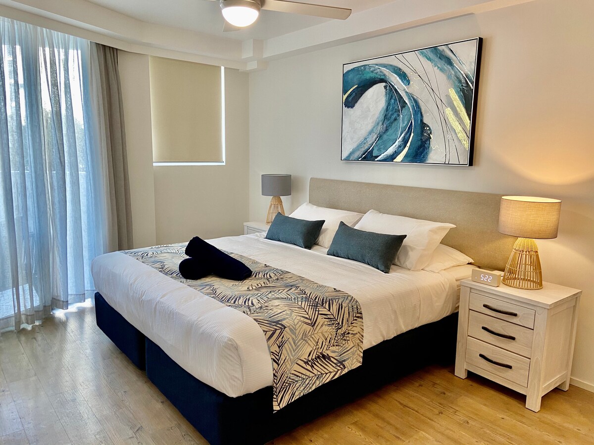 Luksuzni i prostrani glavni apartman s vlastitom kupaonicom. I klizna vrata koja vode ravno na balkon.