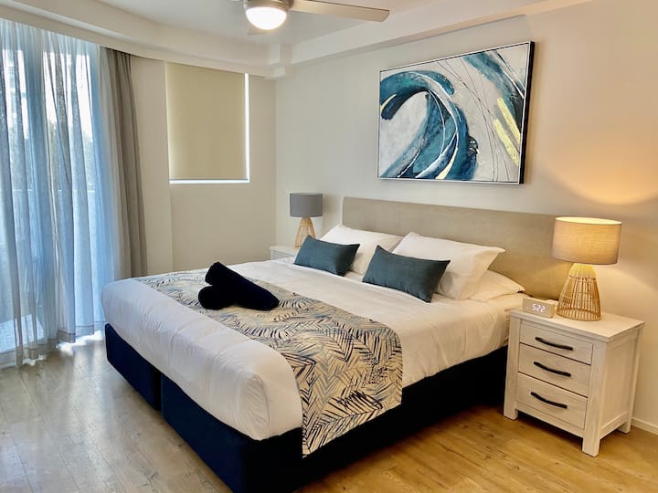 Luxusný a priestranný hlavný apartmán s vlastnou kúpeľňou. A posuvné dvere priamo na balkón.