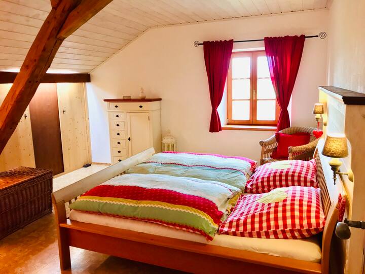 Schlafzimmer mit Doppelbett (1,60 x 200) und Kleiderschrank
