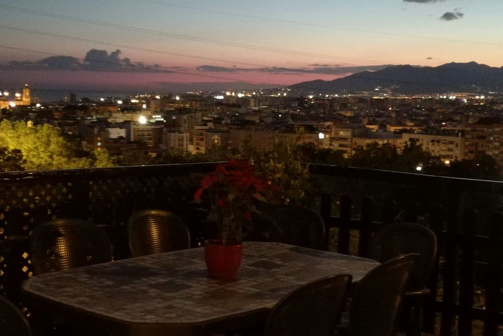 Terraza y vista nocturna