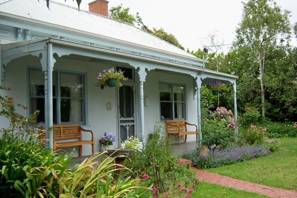 Luxurious 1880's Victorian Cottage Cottages for Rent in Koroit