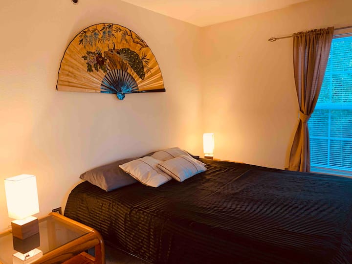 חדר שינה ראשי עם שירותים מלאים
אמבטיה בשעות היום