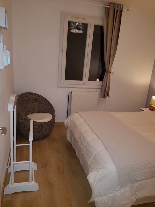 Chambre totalement équipée avec vue sur le jardin