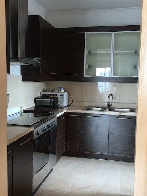 Full Service Kitchen with Stove, Oven, Toaster