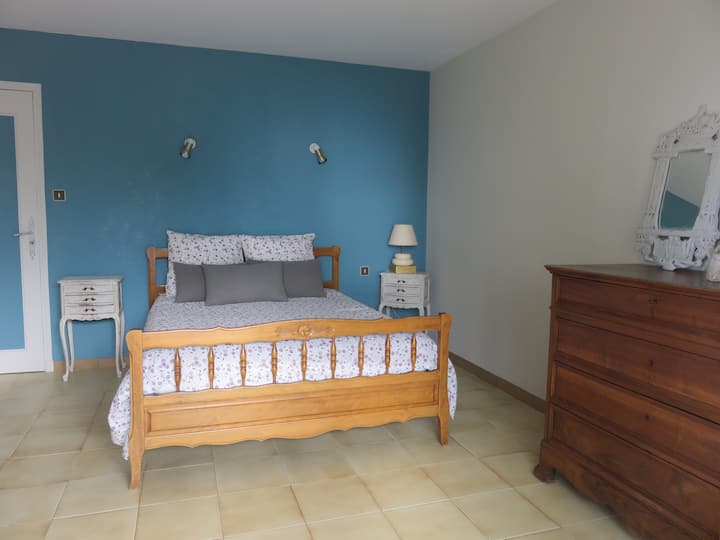 Родителска спалня - 1 легло 160*200  с изглед към морето