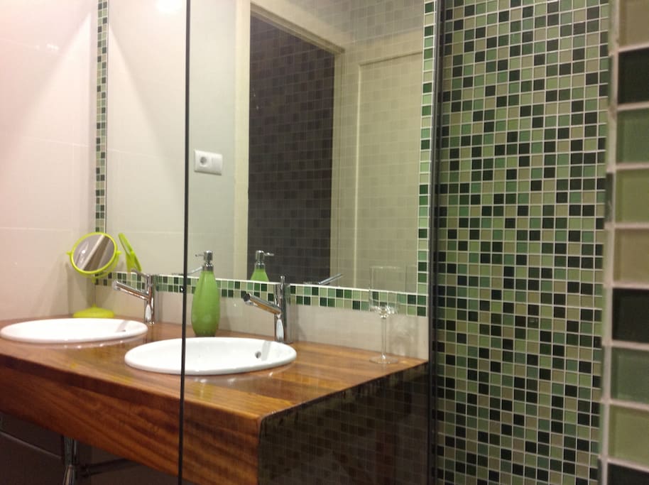 Cuarto de baño moderno, de diseño, con dos lavabos.