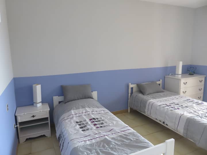 Спалня 2 (3 единични легла, включително разтегателно легло) с изглед към морето