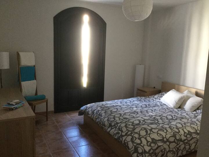 Dormitorio doble en el nivel de entrada, con cama tamaño king y baño privado