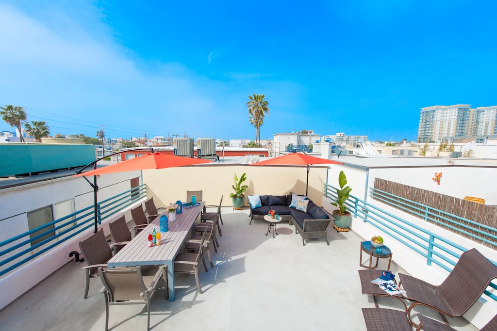 Huge private 650sqf (60sq meter) roof deck.