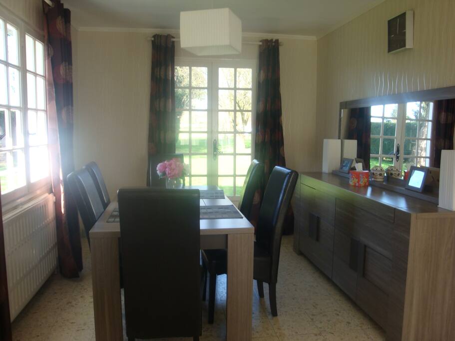 Salon avec vue sur le jardin arrière.