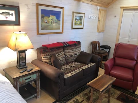Top performing Airbnb: Comfy Creek Side Cottage In Town; Perfect For Two in Highlands