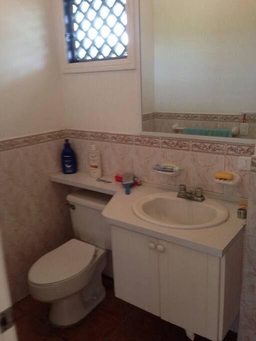Un baño completo para el dormitorio master.
