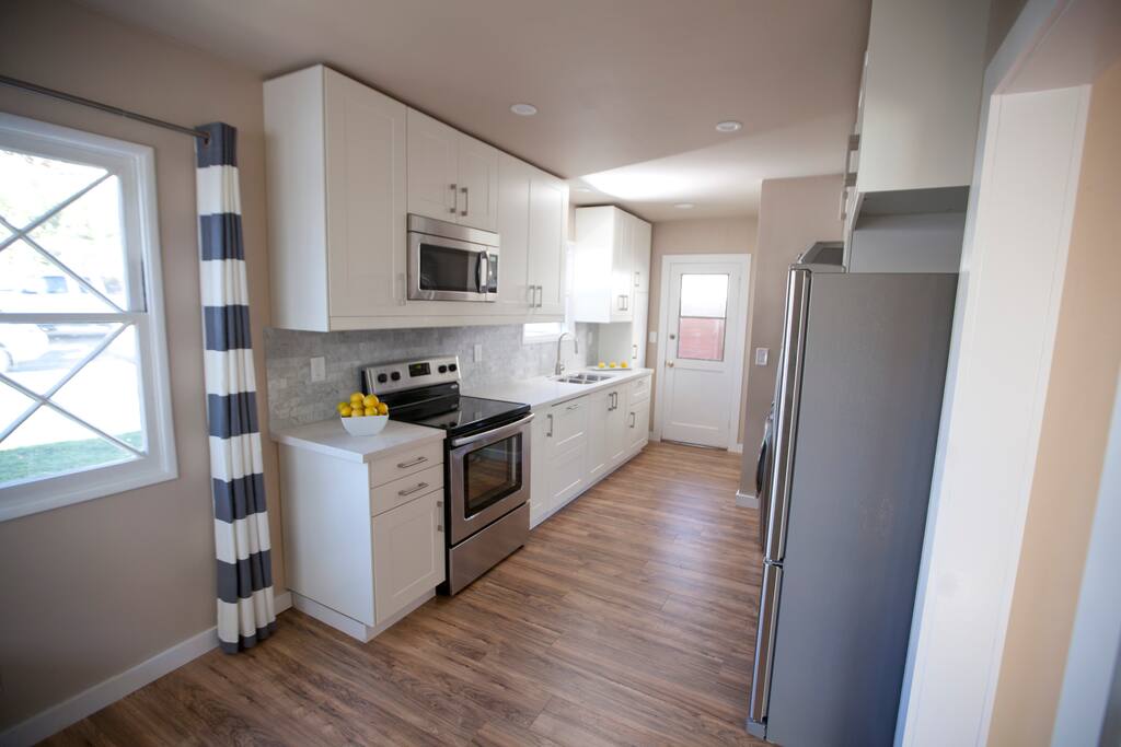 Another photo of the kitchen