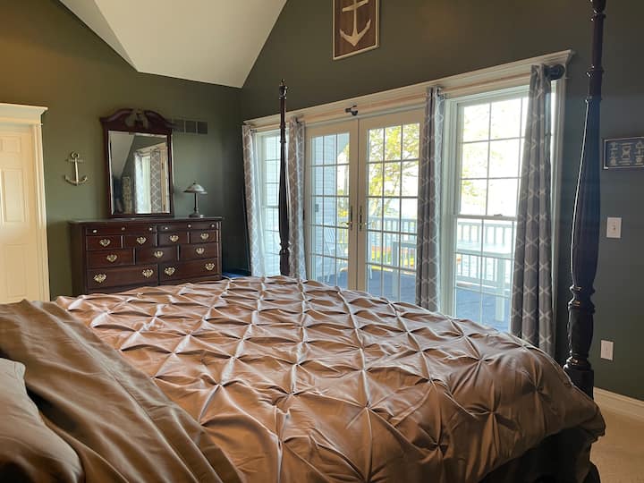 ห้องนอนใหญ่มีระเบียงส่วนตัวหันหน้าไปทางริมแม่น้ำ 