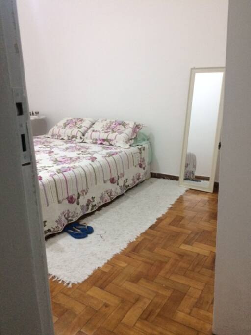 Quarto 1 - cama queen size e ventilador de teto