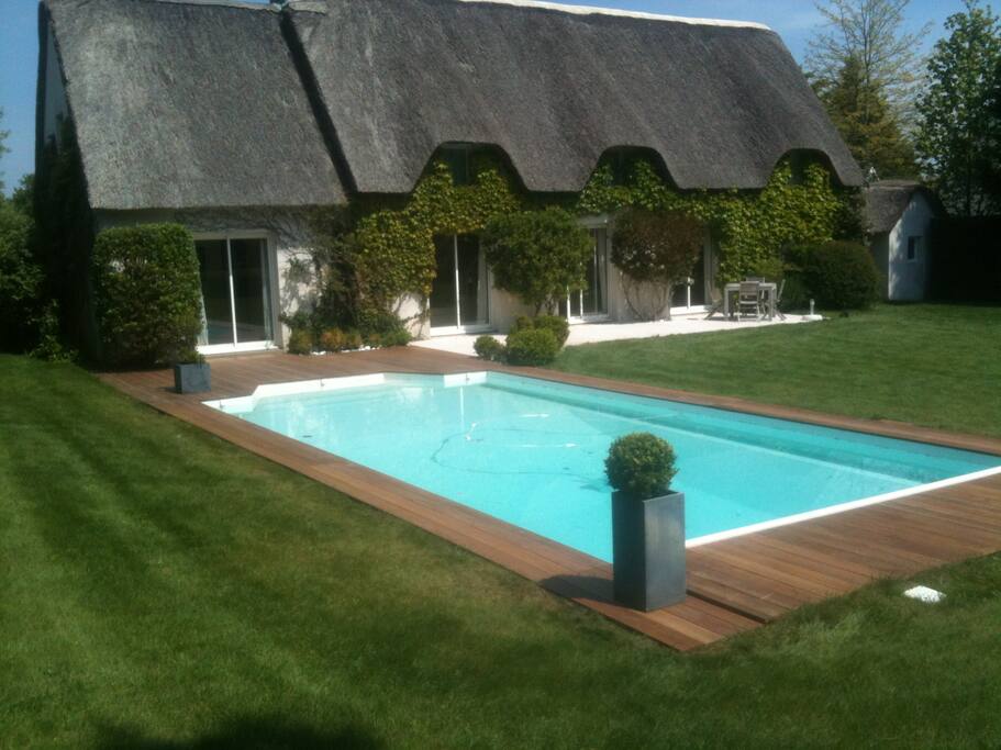La piscine est plein sud
