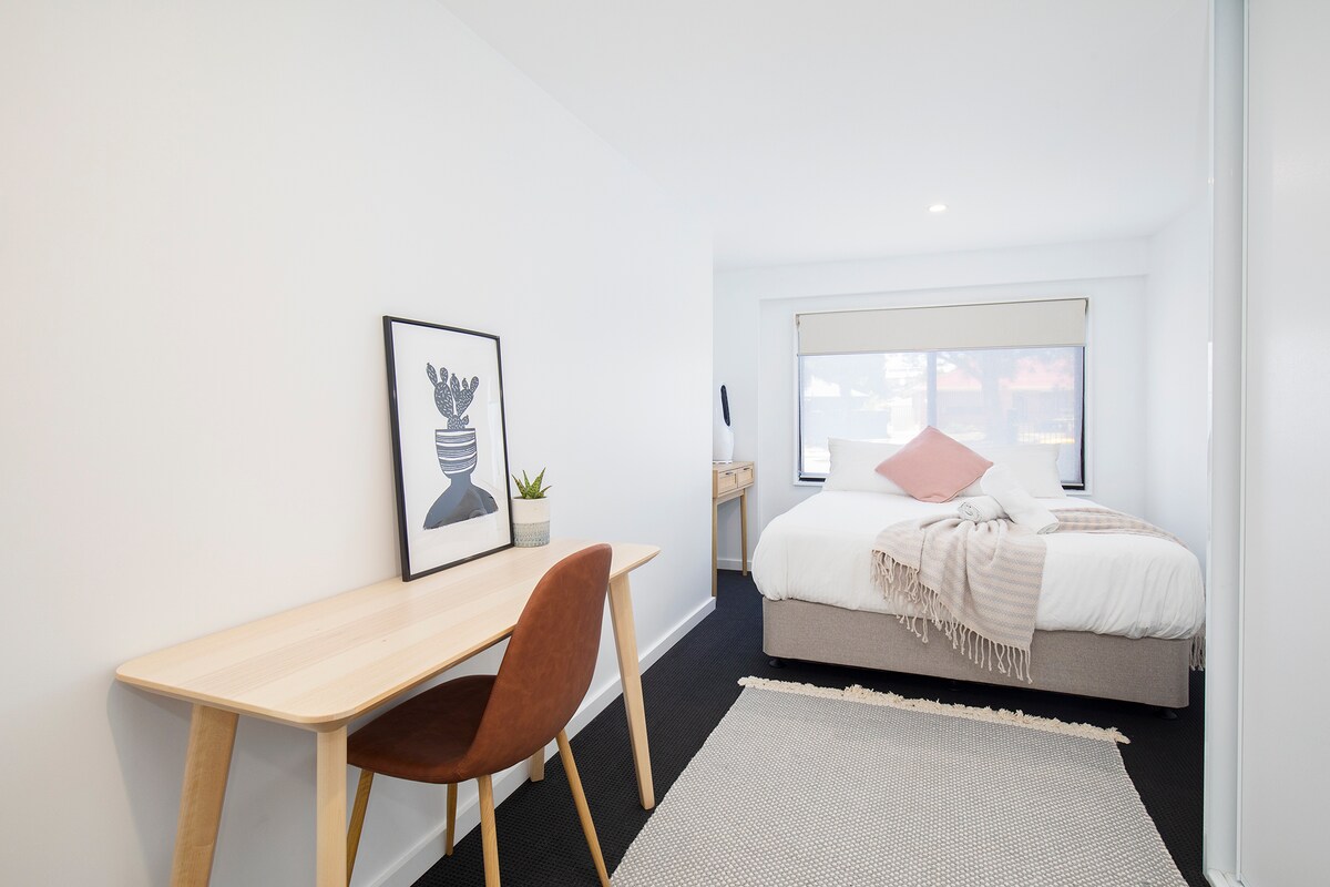 ห้องนอนที่ 4 มีเตียงขนาดควีนไซส์และโต๊ะทำงานสำหรับการทำงานหรือการศึกษา
