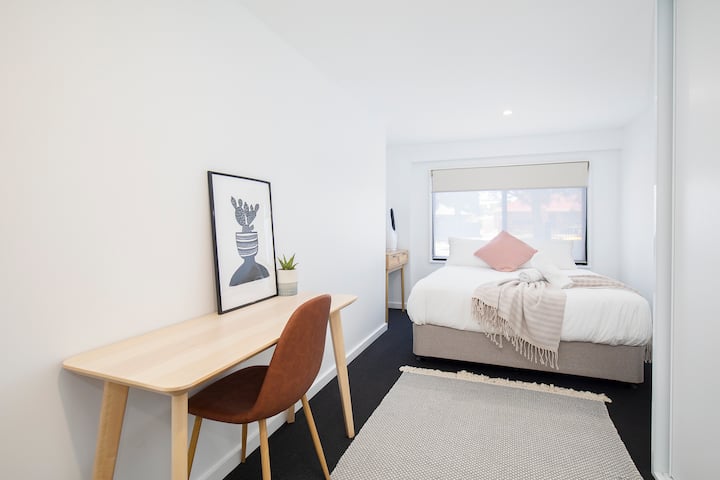 Dhoma e katërt e gjumit ka një krevat dopio "queen", si dhe një tavolinë për punë ose studim
