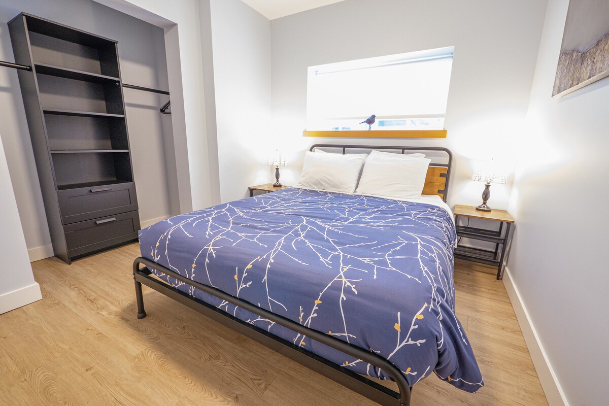 Glavna spavaća soba s udobnim bračnim krevetom (160x200), dva stola za noćno stajalište i komodom