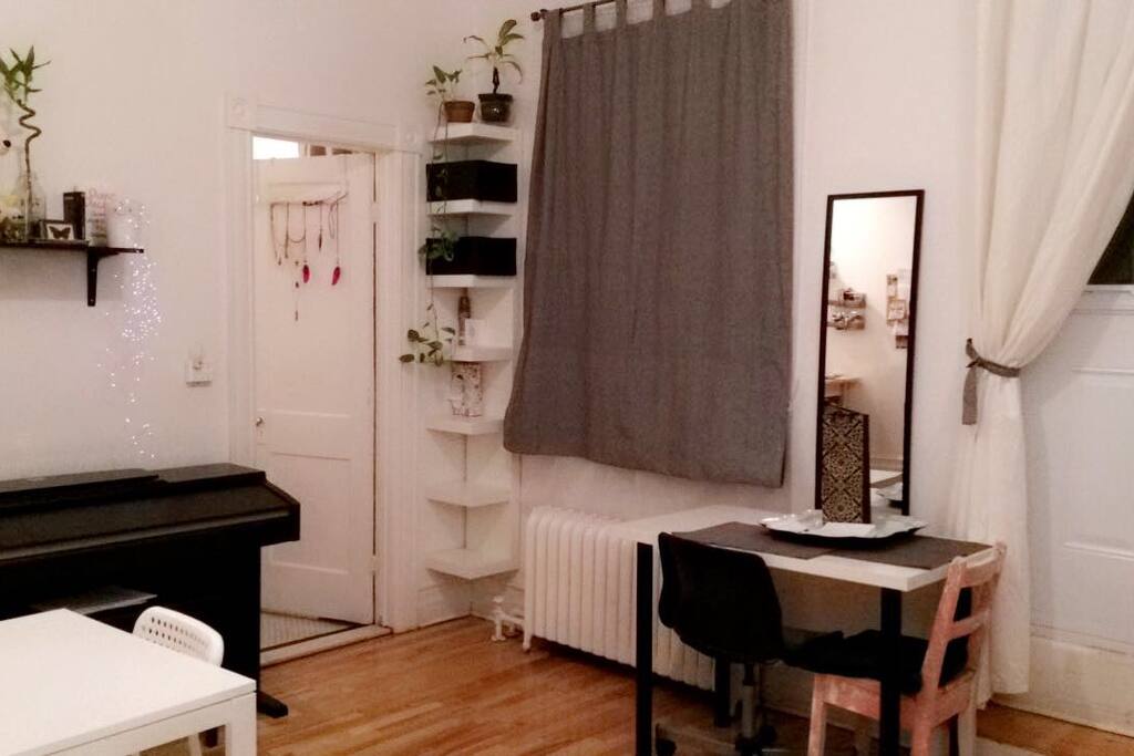 Salon donnant sur la salle de bain