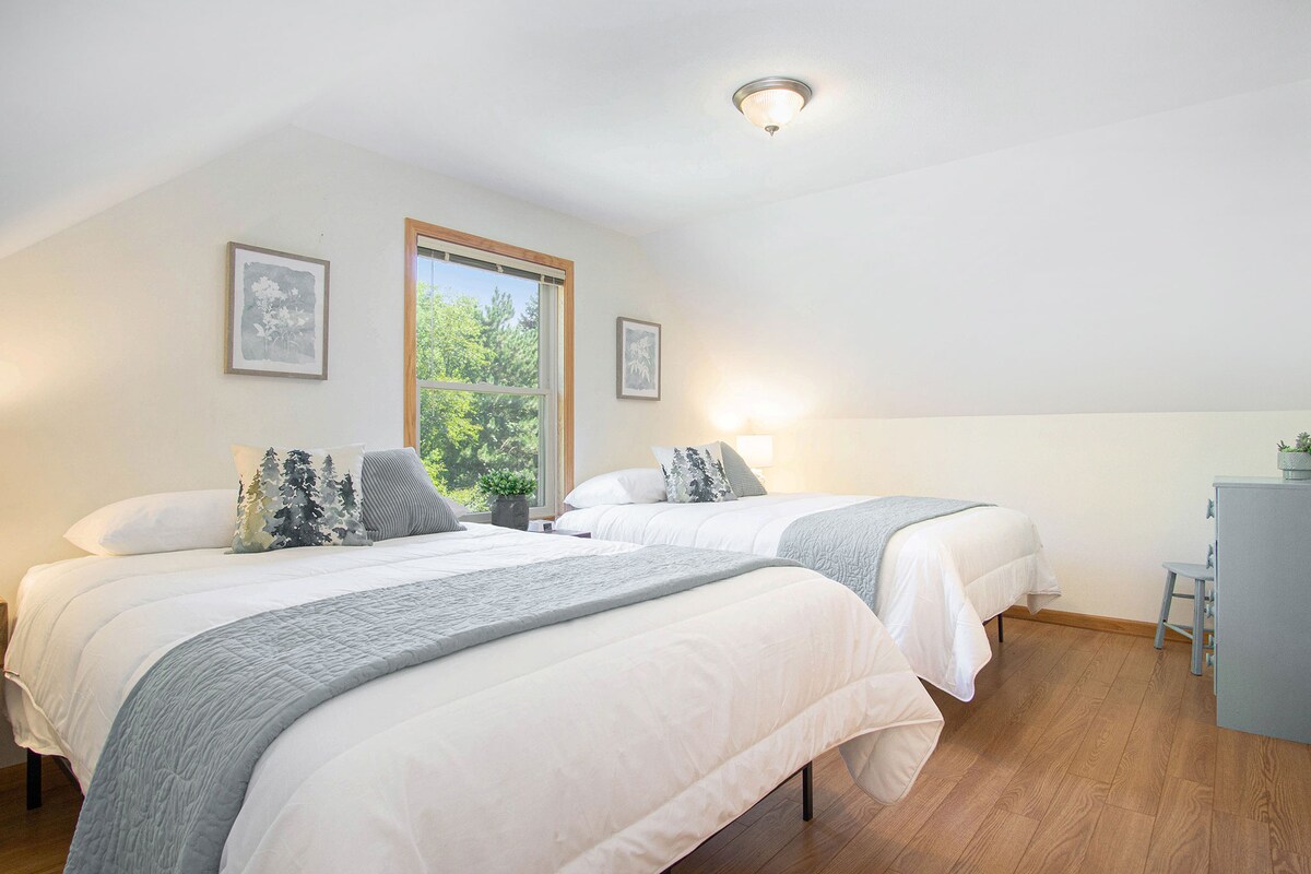 2 veľké manželské postele v spoločnom priestore na poschodí. Žiadny výhľad na jazero. Kúpeľňa na poschodí je pripojená k tomuto spoločnému priestoru. 