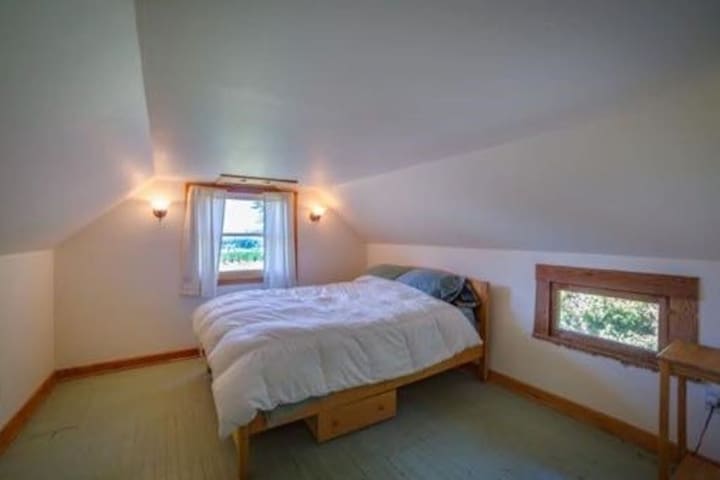 Cozy Room on Magical Oregon Horse Estate