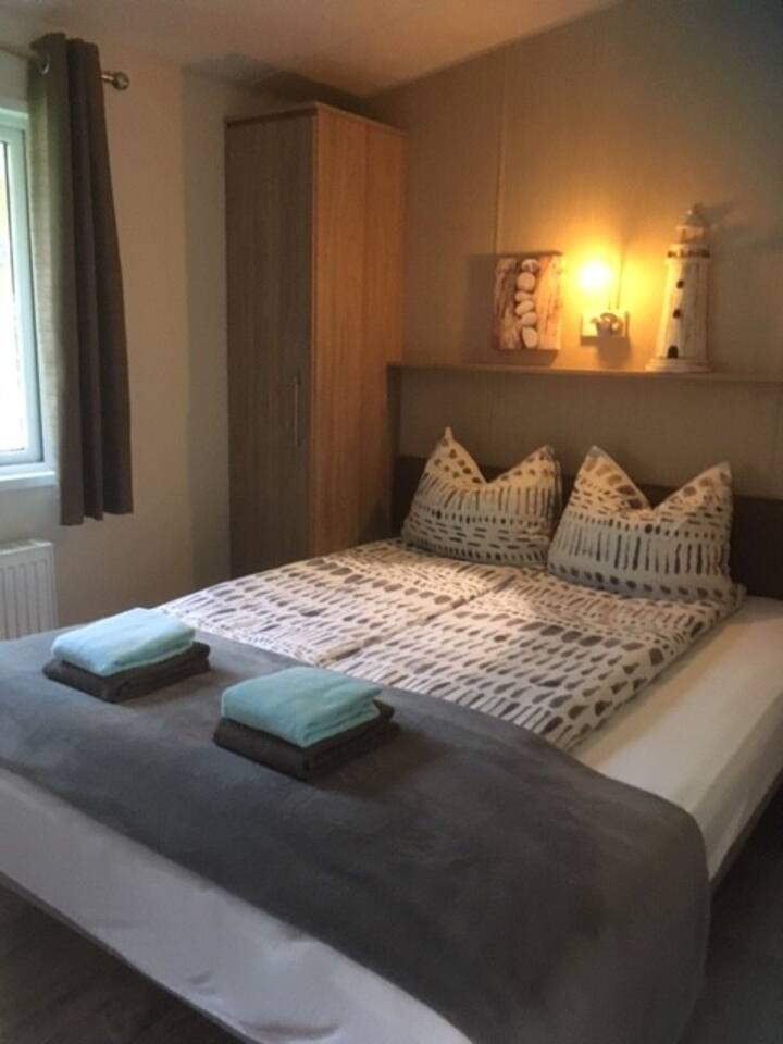 Krevat dopio në “dhomën kryesore të gjumit” 160x200cm. Gjithashtu, ka shumë hapësirë në dollap, por nuk është e dukshme në këtë fotografi 