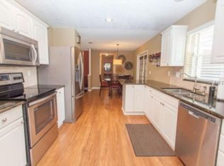 Spacious Full Kitchen