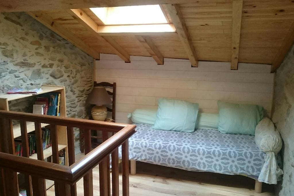 Séparée de la chambre, la mezzanine peut loger une personne.