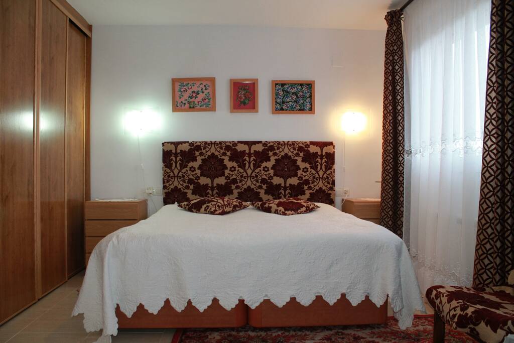Dormitorio 20m.kv con la vista al mar
La ropa del cama de algodon o del lino.