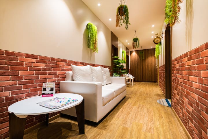 Spacious King Bedroom With Living Space Jt - Mumbai