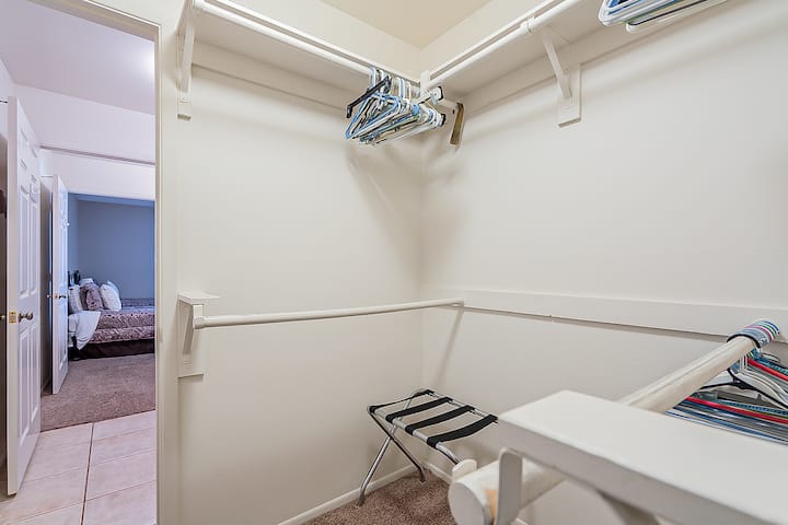 חדר ארונות בחדר השינה הראשי יש גם גישה לאזור הכביסה. בין שני חדרי השינה