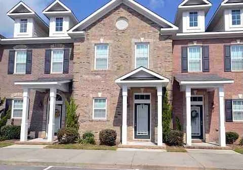 Cheerful Two Bedroom Townhome With Outdoor Pool