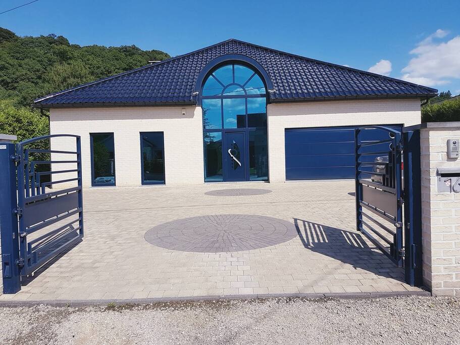 Accès garage et parking privatif.