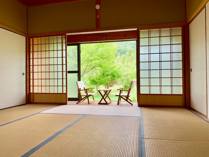 8室畳の部屋から観た裏庭