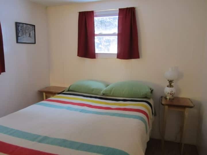 Dormitorio en la planta baja, cama tamaño queen