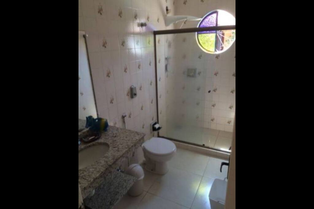 Banheiro comum da casa.
