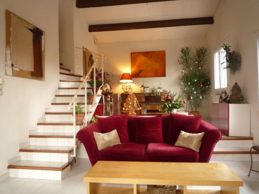 le salon avec acces a la chambre a l`etage